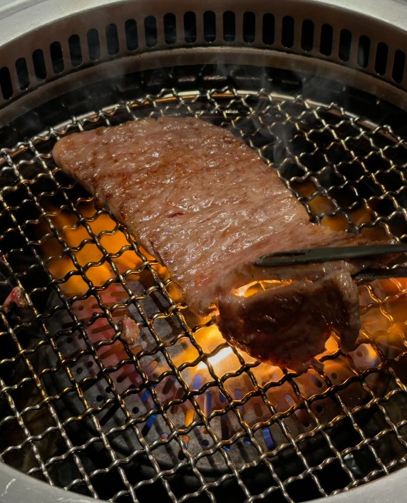炎で焼き上げる和牛