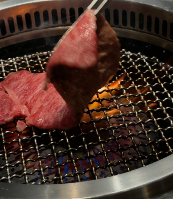 目の前で焼き上げる松阪牛