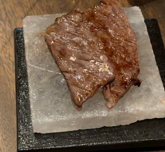 岩塩プレートで提供される焼き上がった和牛